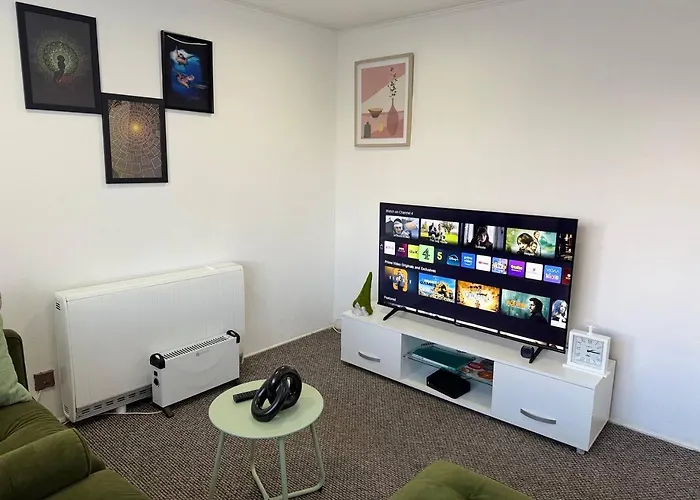Birmingham Peculiar Apartment 2-Bedrooms